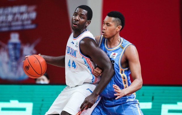 福建队横扫四川队，米切尔高光表现