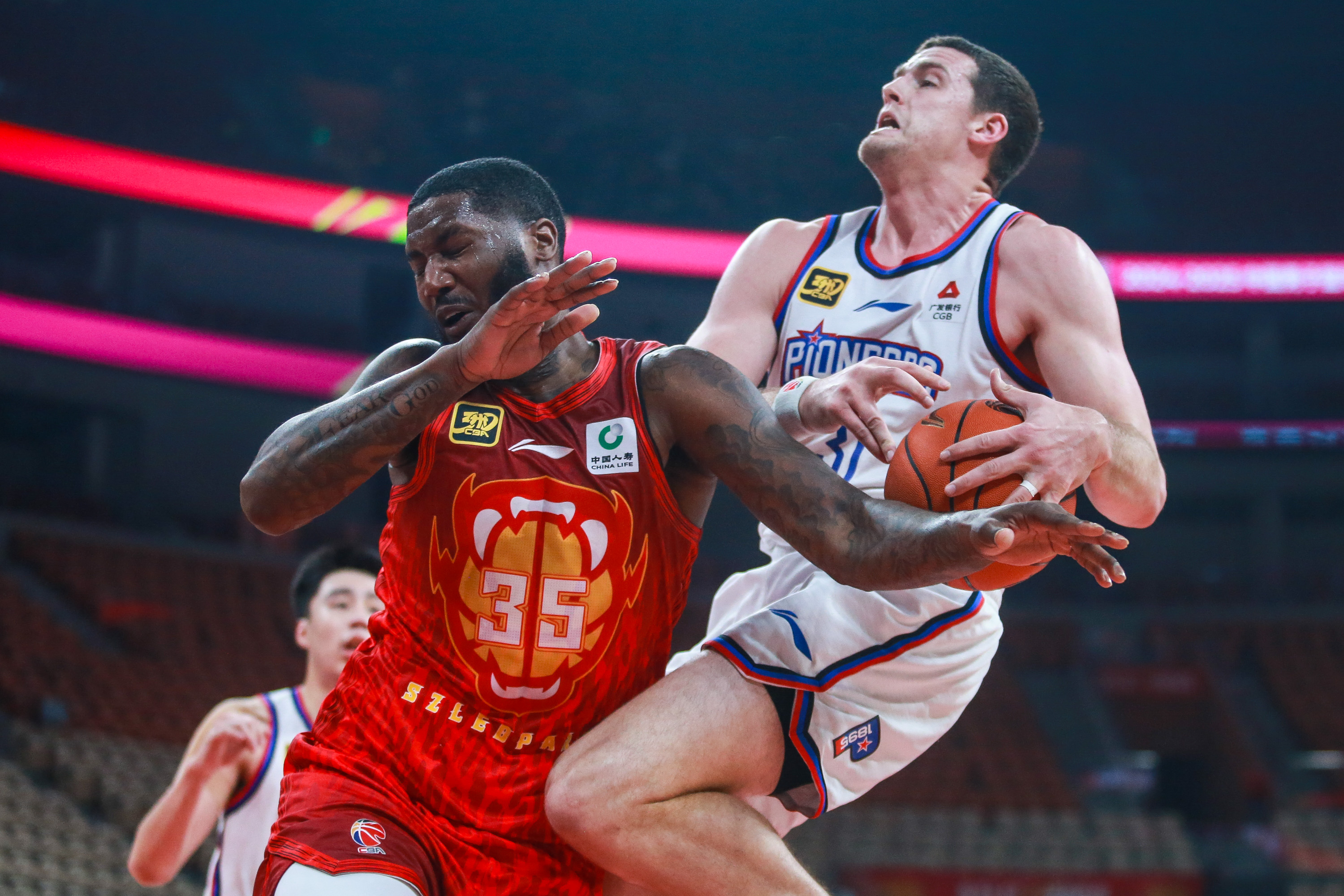 开云体育APP下载-马刺险胜天津队，塔图姆扛起全队