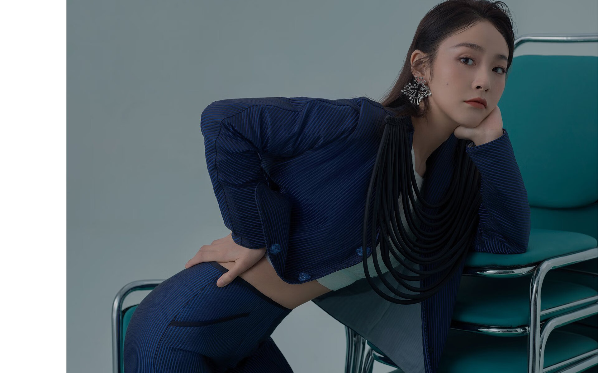 开云体育登录-浓眉挑起紫金脊梁，40+16的背后，是王座下的荆棘与救赎